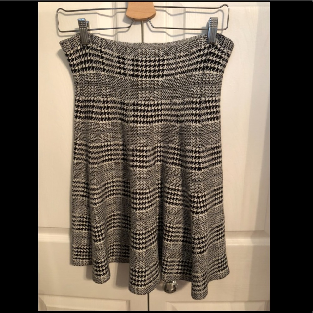 MAX STUDIO Houndstooth knee length skirt